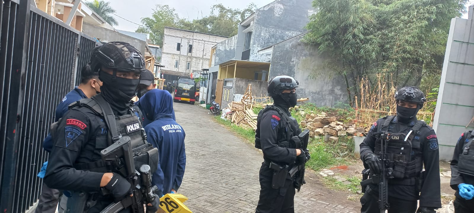 Densus 88 Amankan Keluarga Terduga Teroris di Villa di Junrejo, Kota Batu