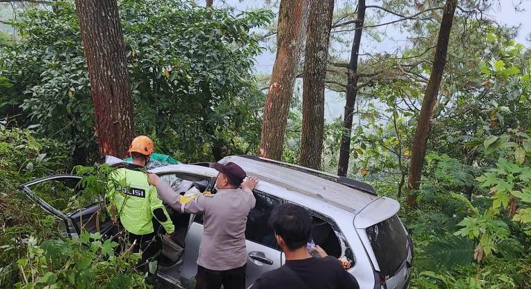 Rem Blong, Avanza Rombongan Wisatawan Masuk Jurang Sendi Pacet Mojokerto