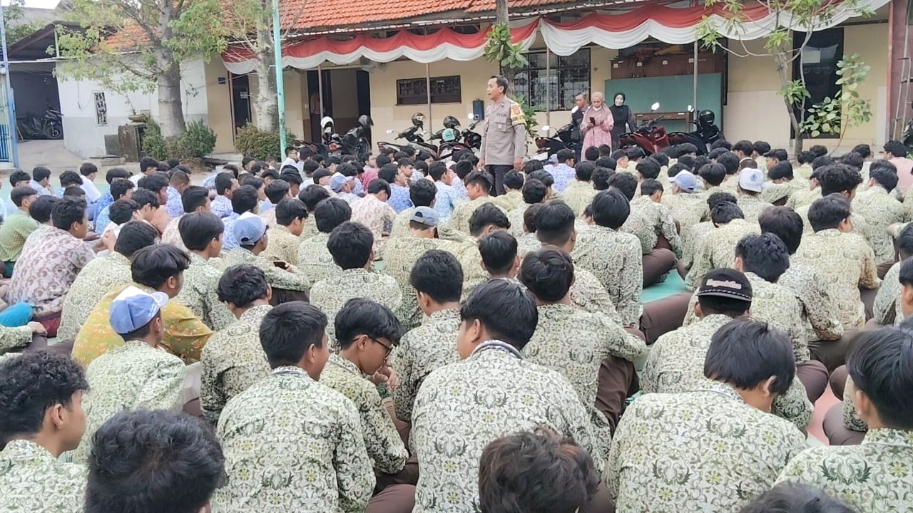 Polsek Sukomanunggal Gelar Imbauan Anti Tawuran dan  Hindari Narkoba di SMK Sejahtera