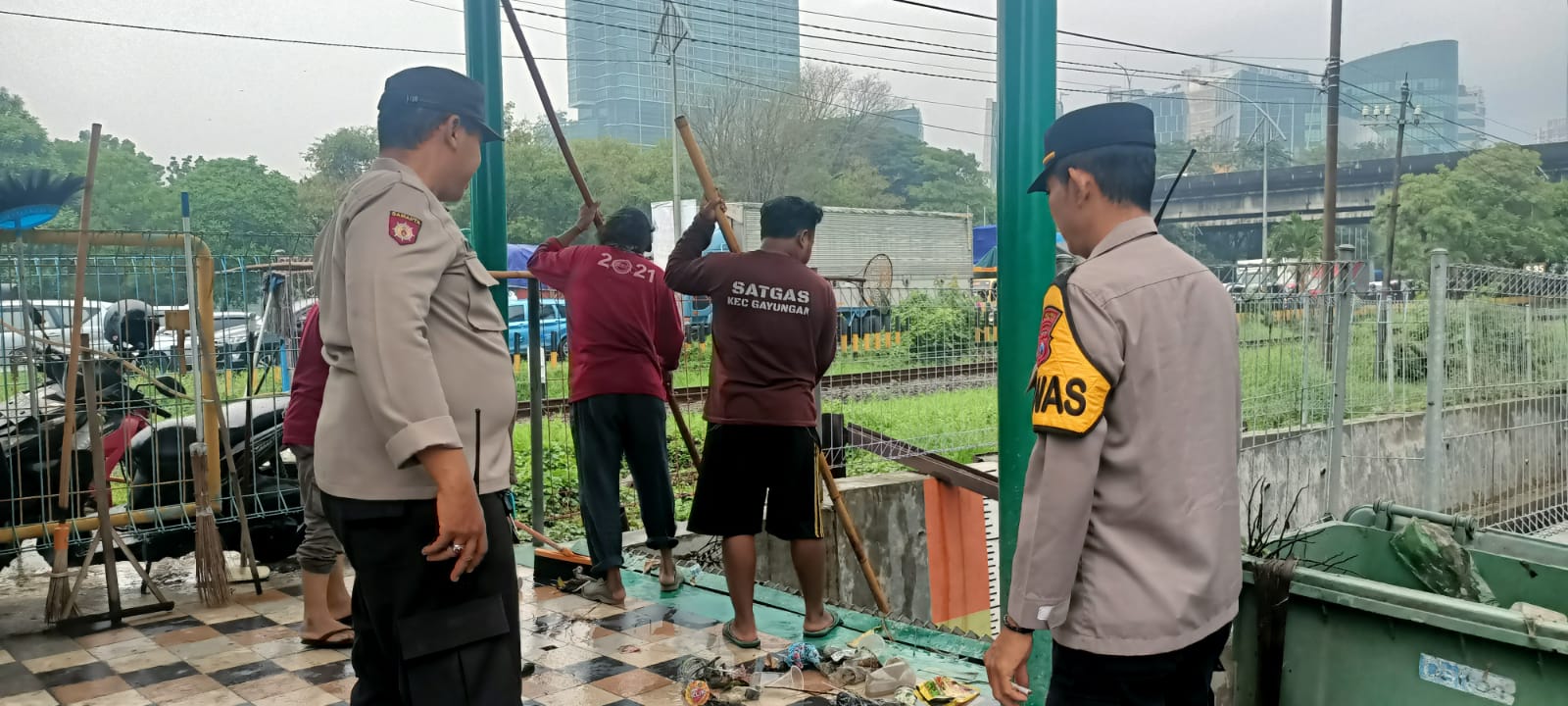 Polsek Gayungan Gelar Patroli, Jalin Keakraban dengan Warga