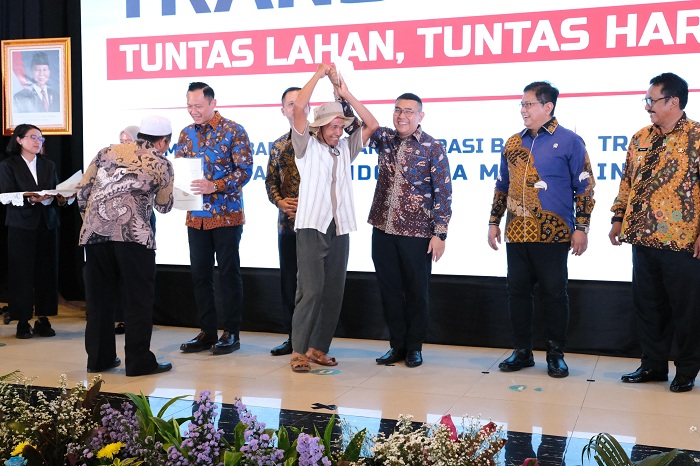 Pemerintah Serahkan 1.120 Sertipikat Tanah untuk Transmigran di Sukabumi, Wamen Ossy: Ini Pengakuan Negara