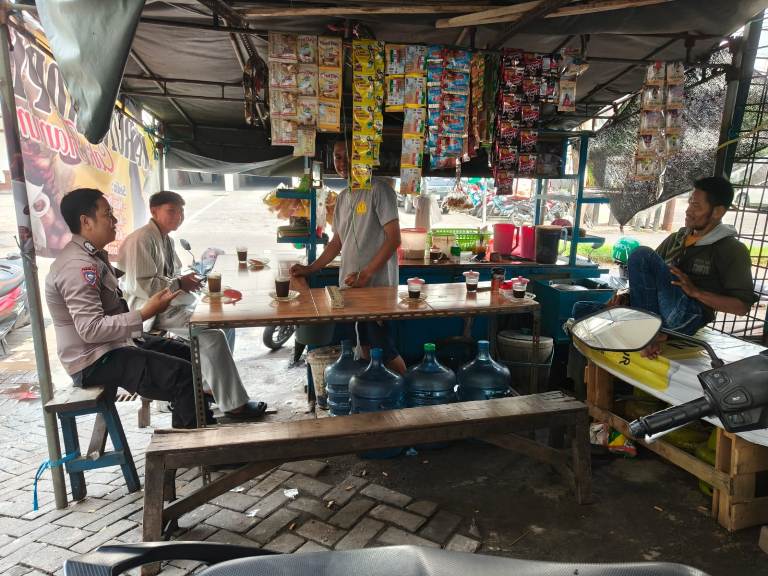 Patroli Dialogis Polsek Sukomanunggal Ingatkan Warga Surabaya Waspada Curanmor