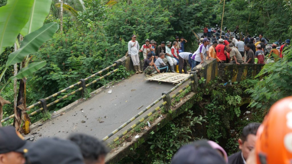 Tanpa Tunggu Bantuan, Warga Senduro Kompak Pulihkan Jembatan Ambruk