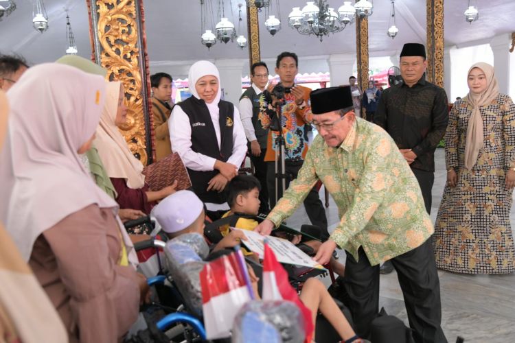 Gubernur Jatim Salurkan Bantuan Sosial di Sumenep, Perkuat Sinergi Penanggulangan Kemiskinan Warga Wadura
