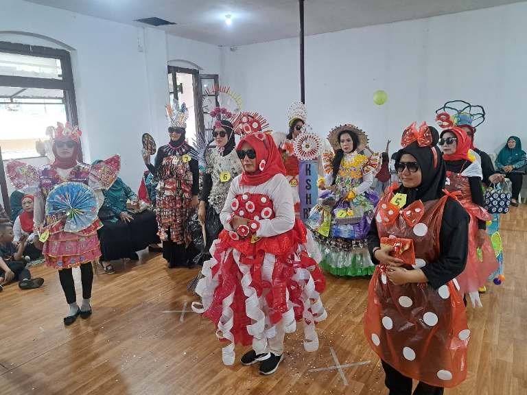 Kreativitas Ibu-Ibu KSH Bongkaran Surabaya Sulap Sampah Plastik Jadi Gaun Anggun untuk Semarakkan 17 Agustusan