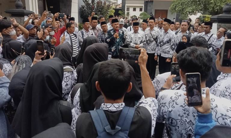 Soal Gaji Rp 350 Ribu, Tangis Guru PPPK Paruh Waktu Tumpah di DPRD Tulungagung 