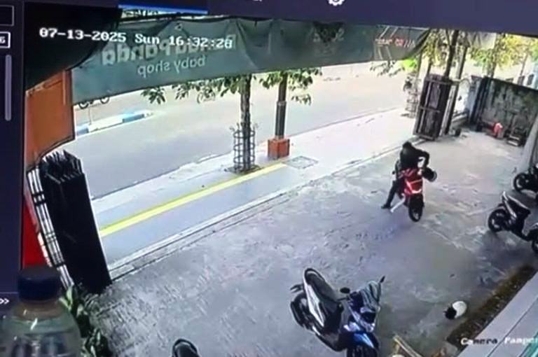 Motor Pelanggan Toko Bayi Digasak Maling di Madiun, Terekam CCTV!   