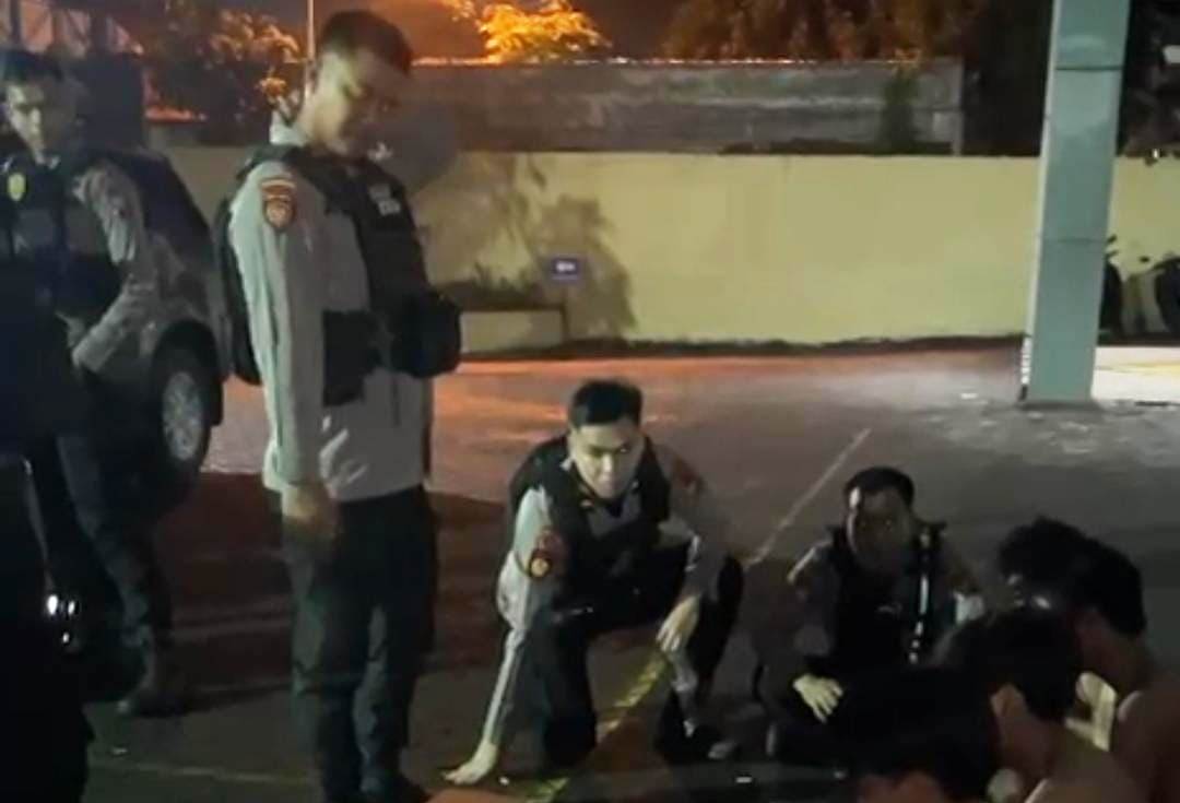 Tim Perintis Polda Jatim Amankan 7 Remaja Diduga Gangster dan Sita 4 Celurit