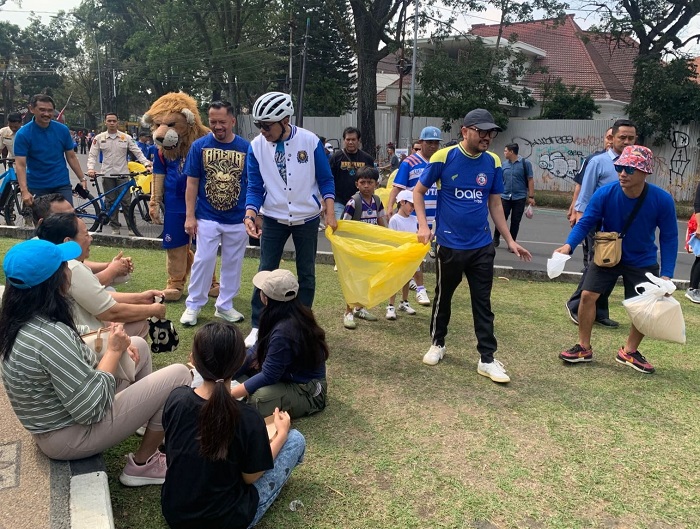 HUT Ke-38 Arema, Wali Kota Malang Bersama Aremania Utas Bersihkan Sampah di CFD