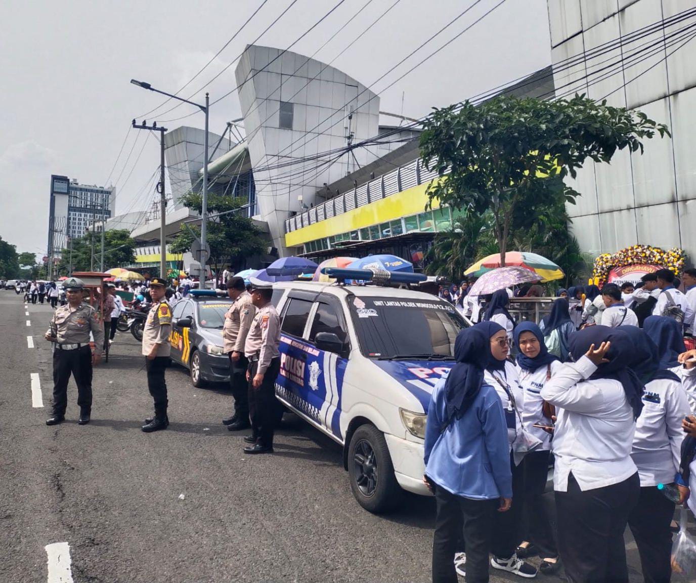Polsek Wonocolo Amankan HUT ke-26 PT PNM Surabaya