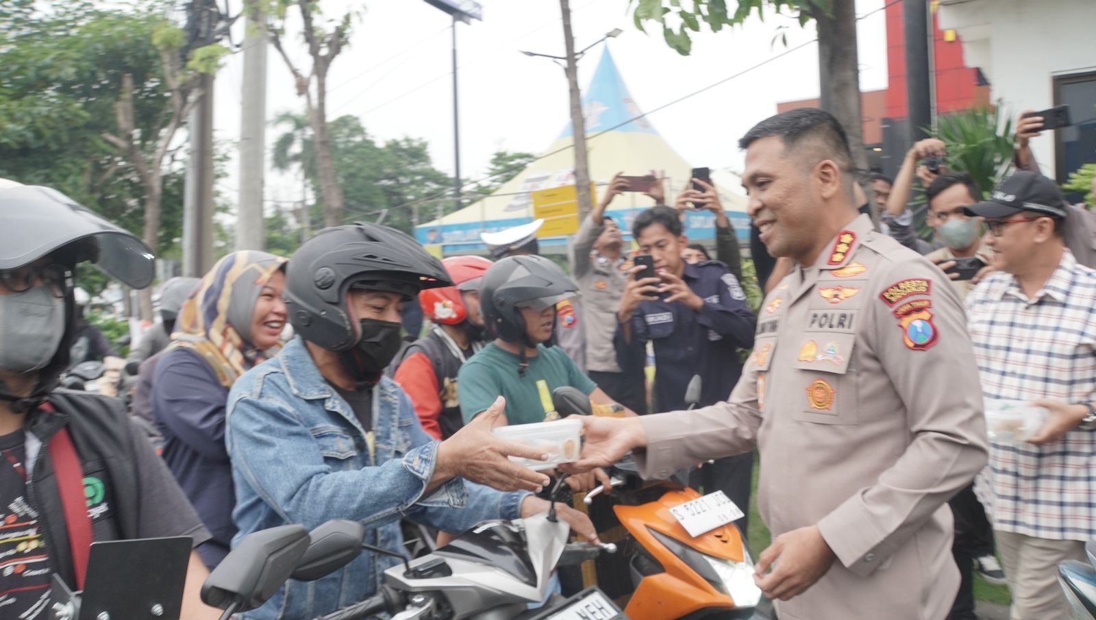 Polresta Sidoarjo Bersama IJTI Bagikan Takjil ke Pengguna Jalan