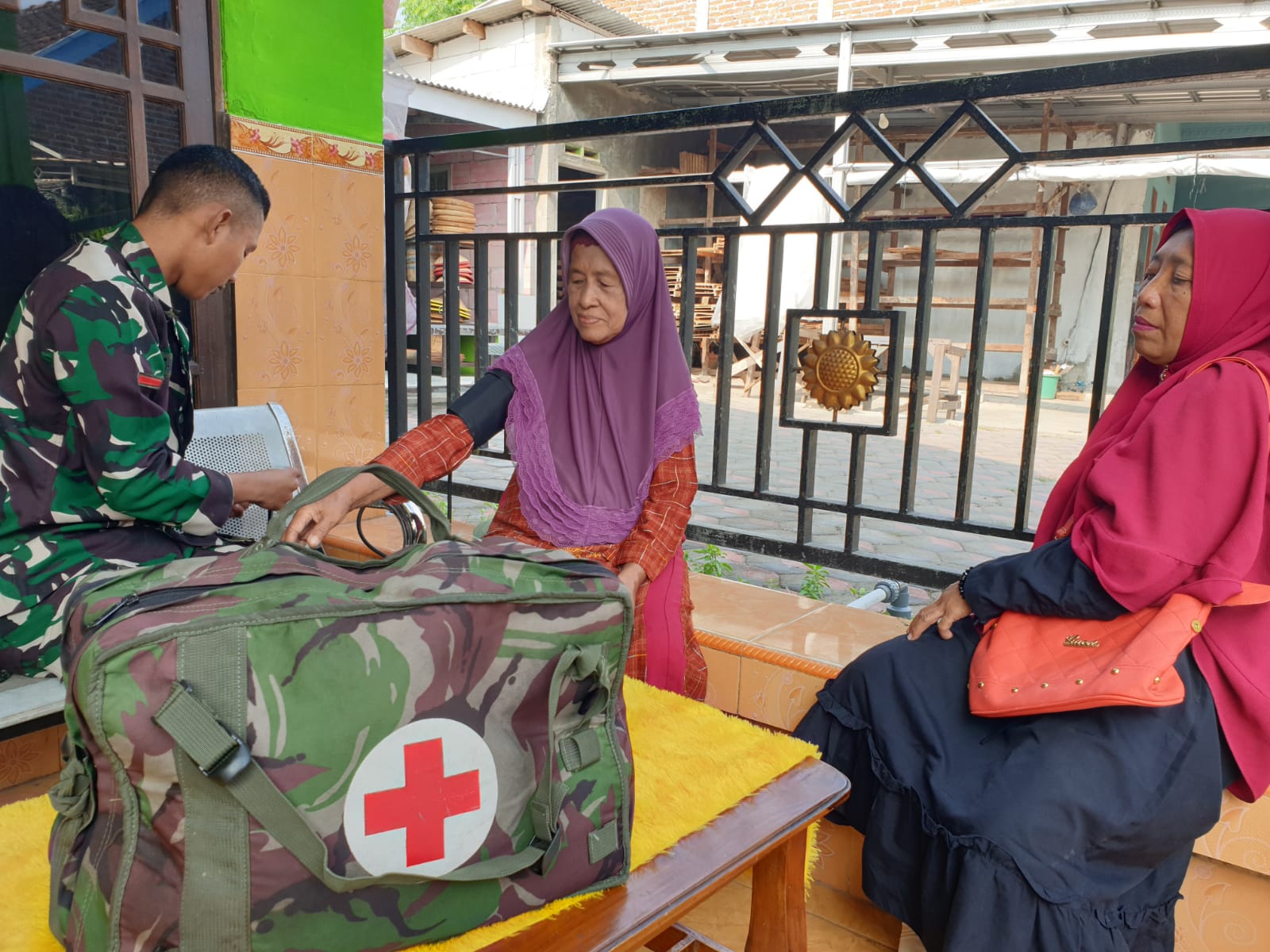 Kemanusiaan TNI, Ibu Sutinah Dapat Bantuan Kesehatan di Posko TMMD