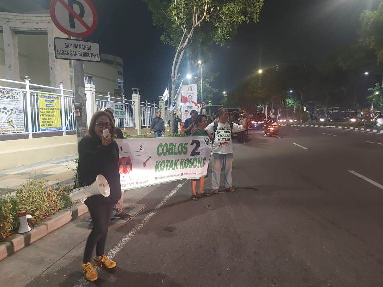 Relawan Kotak Kosong Surabaya Desak Warga Mencoblos, Banner Kampanye Dicuri Oknum Satpol PP