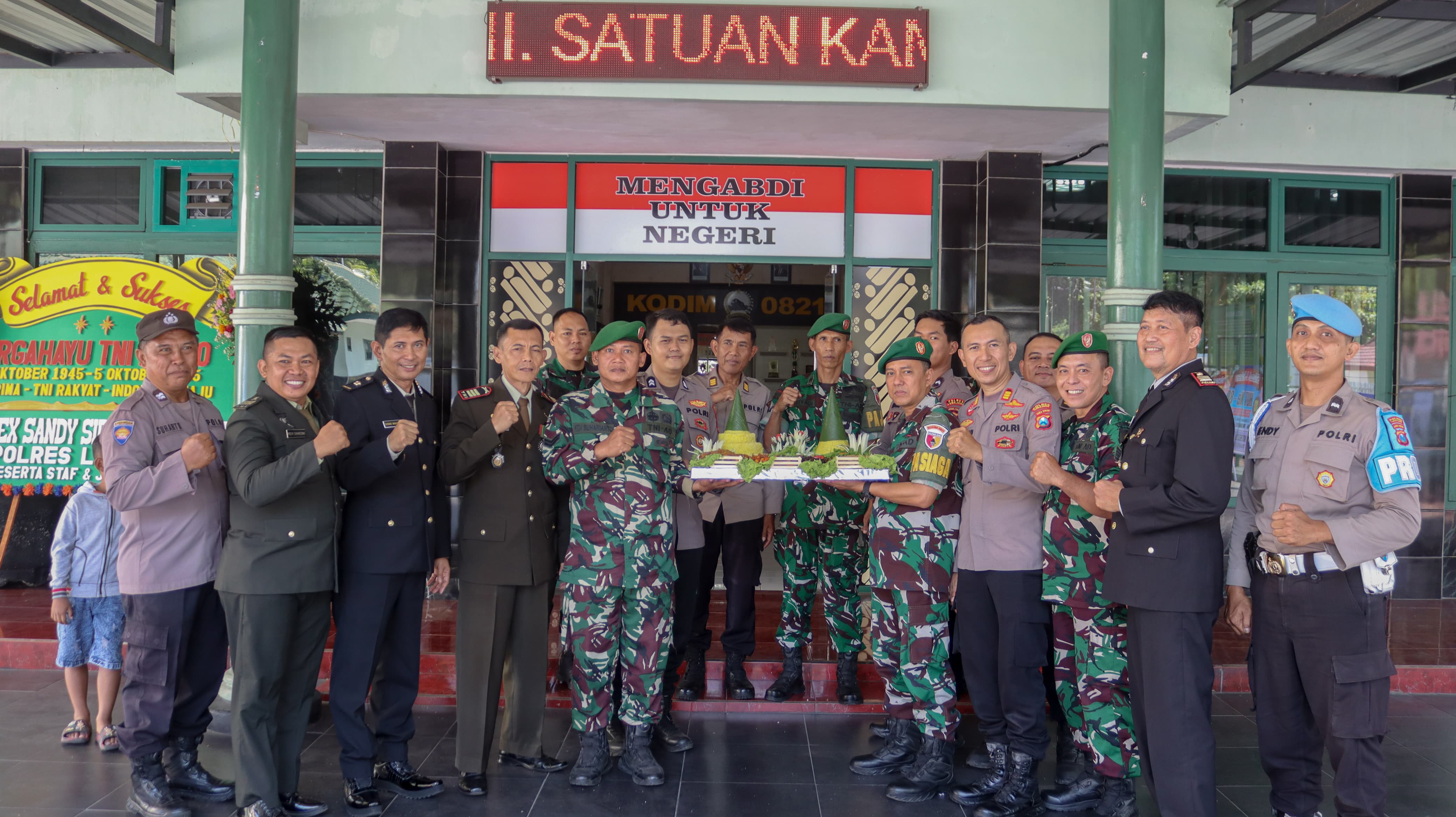 Polres Lumajang Beri Kejutan Spesial HUT Ke-80 TNI di Makodim 0821, Wujud Soliditas dan Sinergitas TNI-Polri