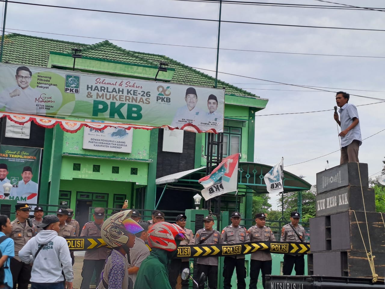 Kantor DPC PKB Sumenep Didemo Terkait Foto Syur Anggota DPRD Sekaligus Kader