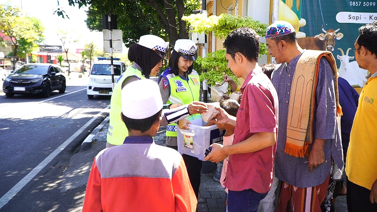 Srikandi Satlantas Polres Gresik Gelar Patroli dan Berbagi Makanan di Masjid Baitus Salam