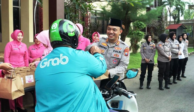 Ramadan Bertabur Berkah, Polres Bangkalan dan Bhayangkari Bagi-bagi Takjil ke Masyarakat