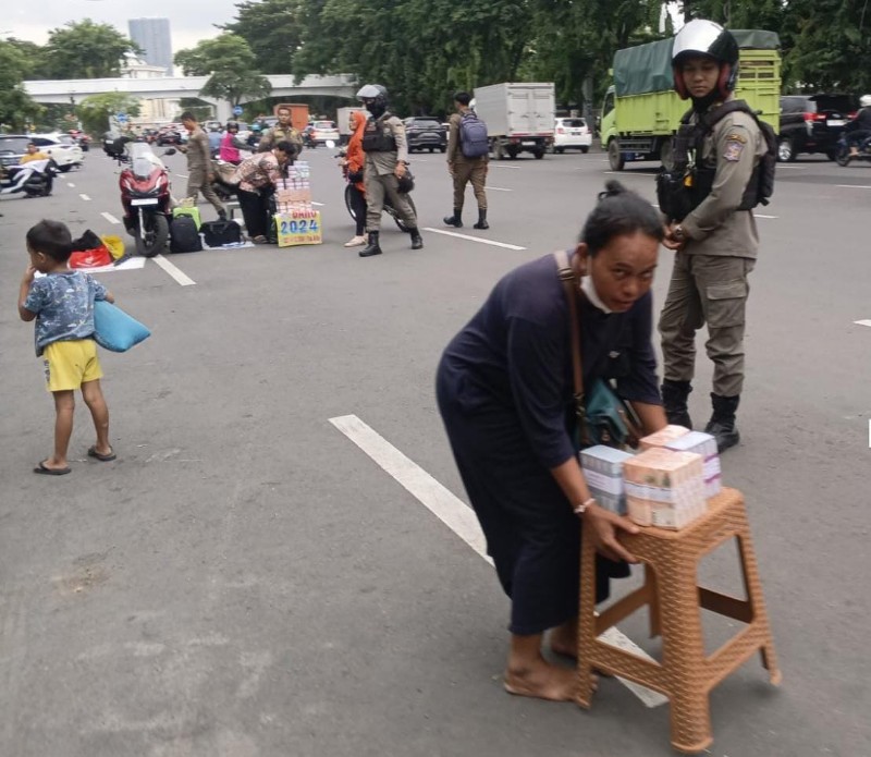 Lapak Penukaran Uang Baru di Jalan Pahlawan Surabaya Ditertibkan Satpol PP