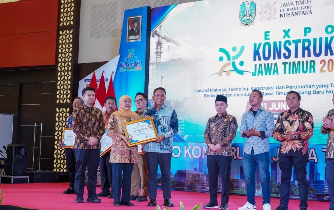Pemkab Bojonegoro Raih Penghargaan Terbaik 2 Dukungan APBD Program RTLH Tertinggi dari Gubernur Jatim