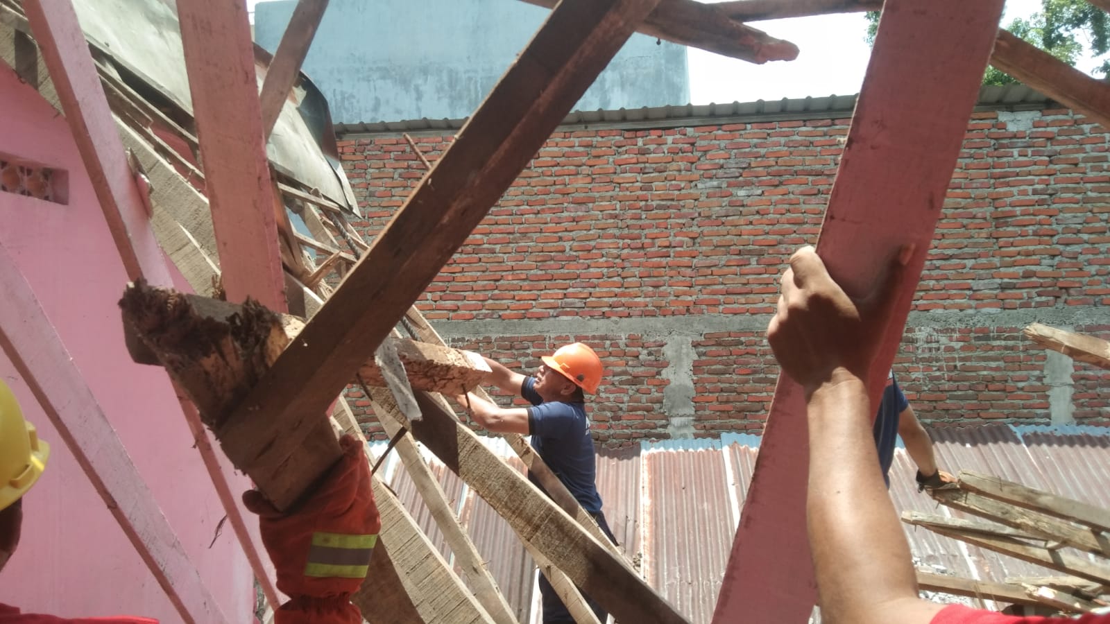 Angin Kencang Terjang Tiga Rumah di Pasuruan