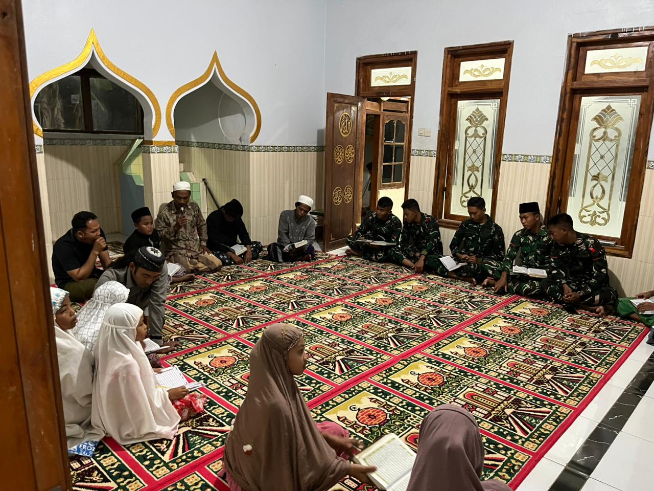 Satgas TMMD ke-127 Hidupkan Malam Ramadan Bersama Warga