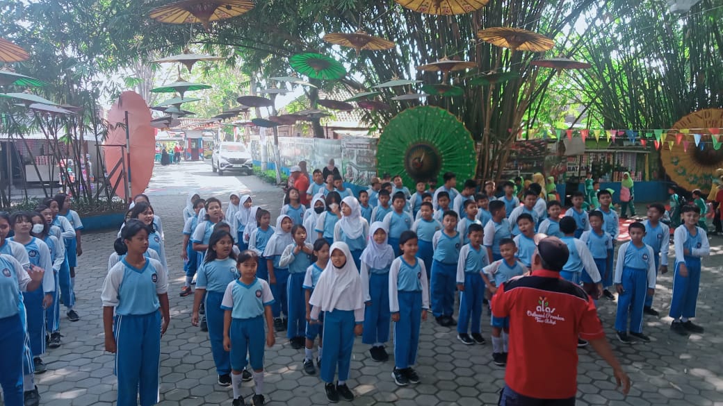 SD Hang Tuah 8 Surabaya Ajak Guru Refreshing ke Pantai Delegan dan Bukit Setigi