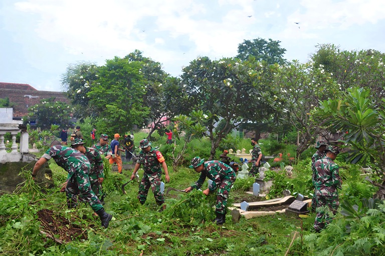 Jelang Ramadan, Forkopimda Lumajang Giat Membersihkan Makam Jogoyudan