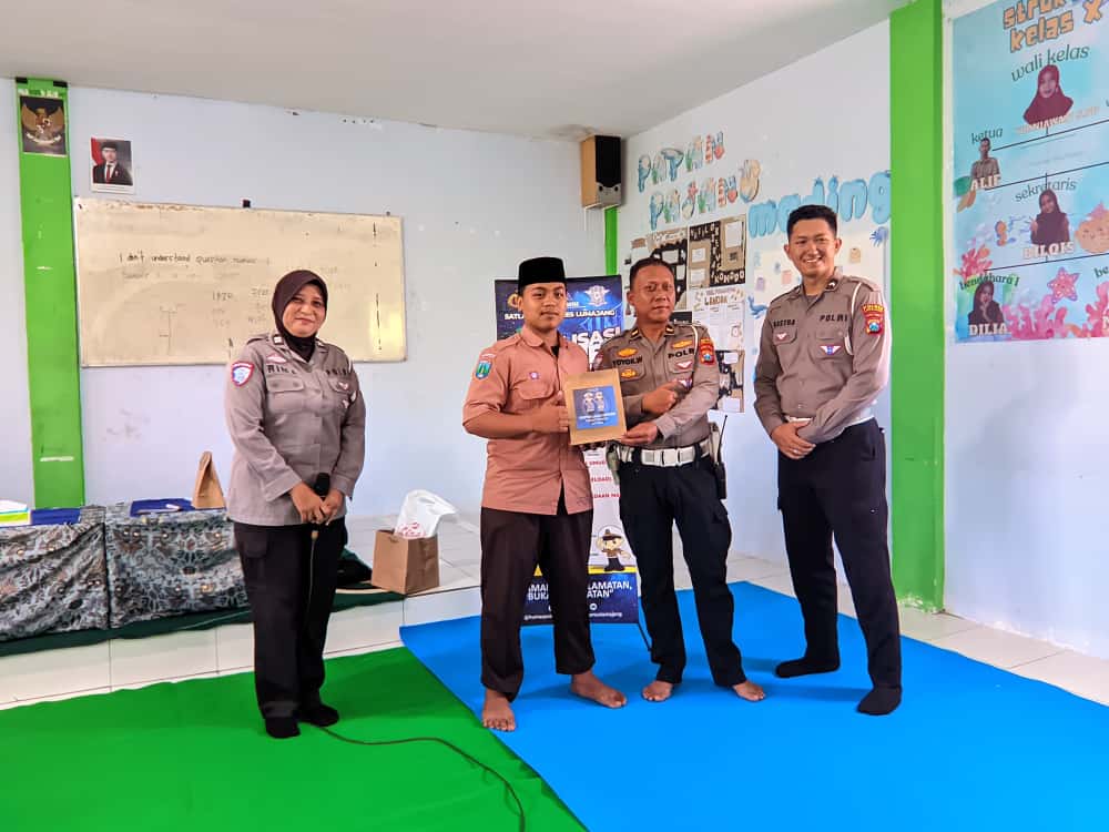 Satlantas Polres Lumajang Gelar Program 'Polantas Menyapa' di Pondok Pesantren Miftahul Ulum