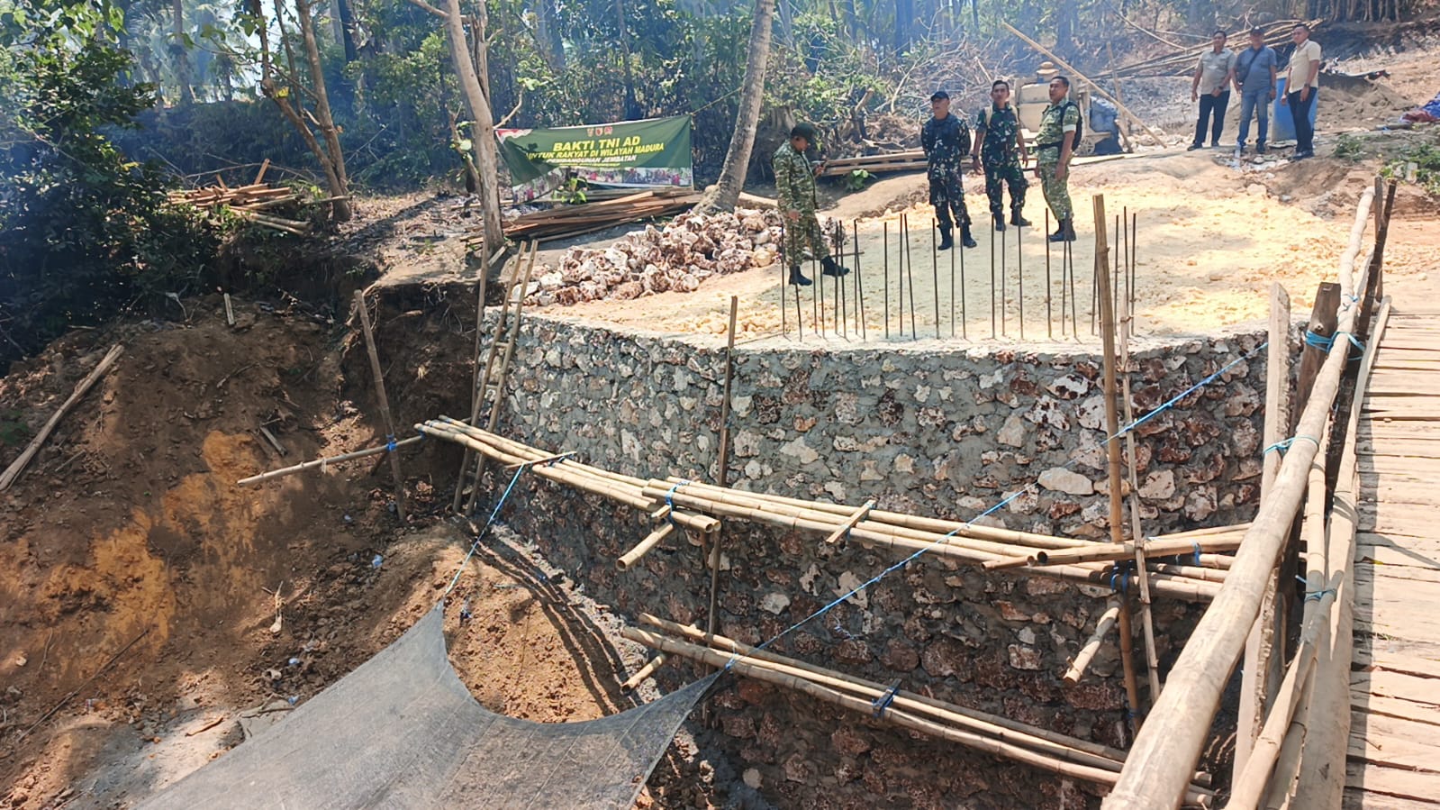 Jembatan Belimbing Sumenep Segera Dipasang Besi WF, Dandim: Akses Warga Harus Lancar