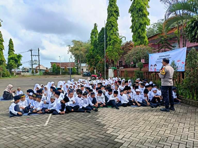 Polsek Purwodadi Ajari Siswa SDN Gerbo 1 Soal Outing Class Anti Perundungan