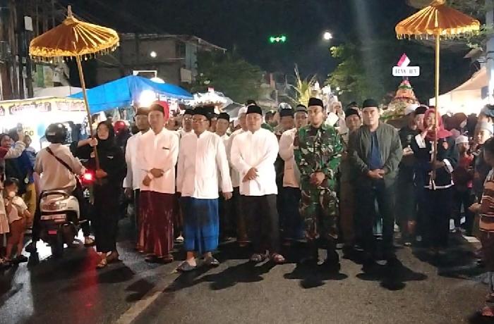 Tradisi Rebo Wekasan, Warga Suci Gresik Kirab 2 Tumpeng Agung