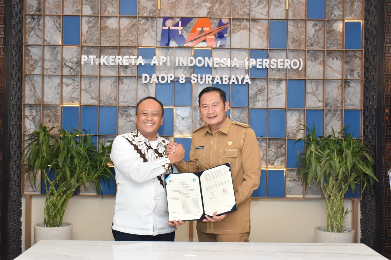 Bupati Lamongan Menandatangani MoU Penataan Kawasan Aset Milik PT KAI