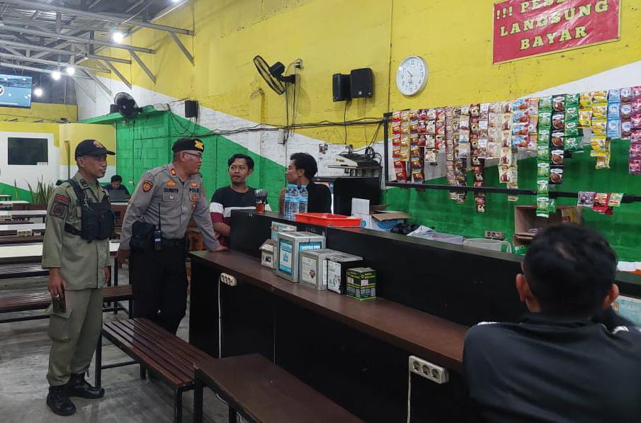 Patroli Gabungan Polsek Tandes Sasar Warkop, Pastikan Kepatuhan Jam Malam
