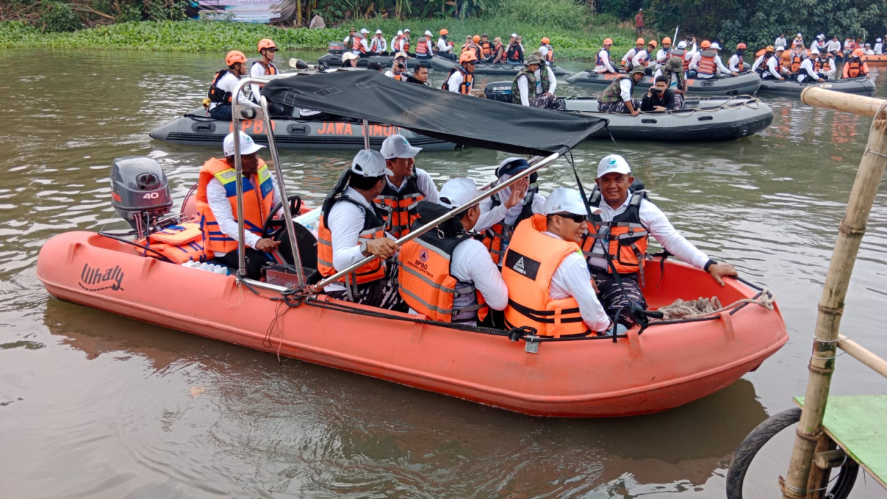 Gubernur Khofifah dan Marinir Ajak Warga Jatim Jaga Kebersihan Sungai Surabaya
