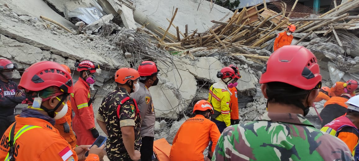 Kapolresta Sidoarjo Turun, Cek Evakuasi Korban Tragedi Ponpes Al Khoziny Buduran