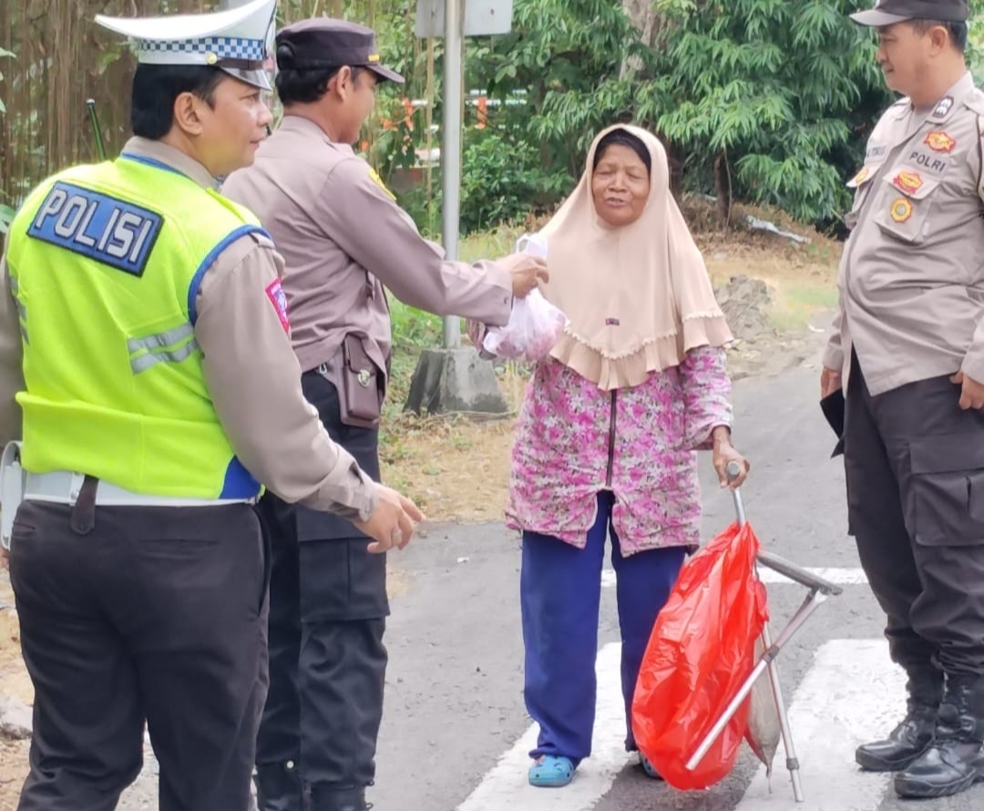 Polsek Wonocolo Bagikan Hewan Kurban Untuk Masyarakat Kurang Mampu