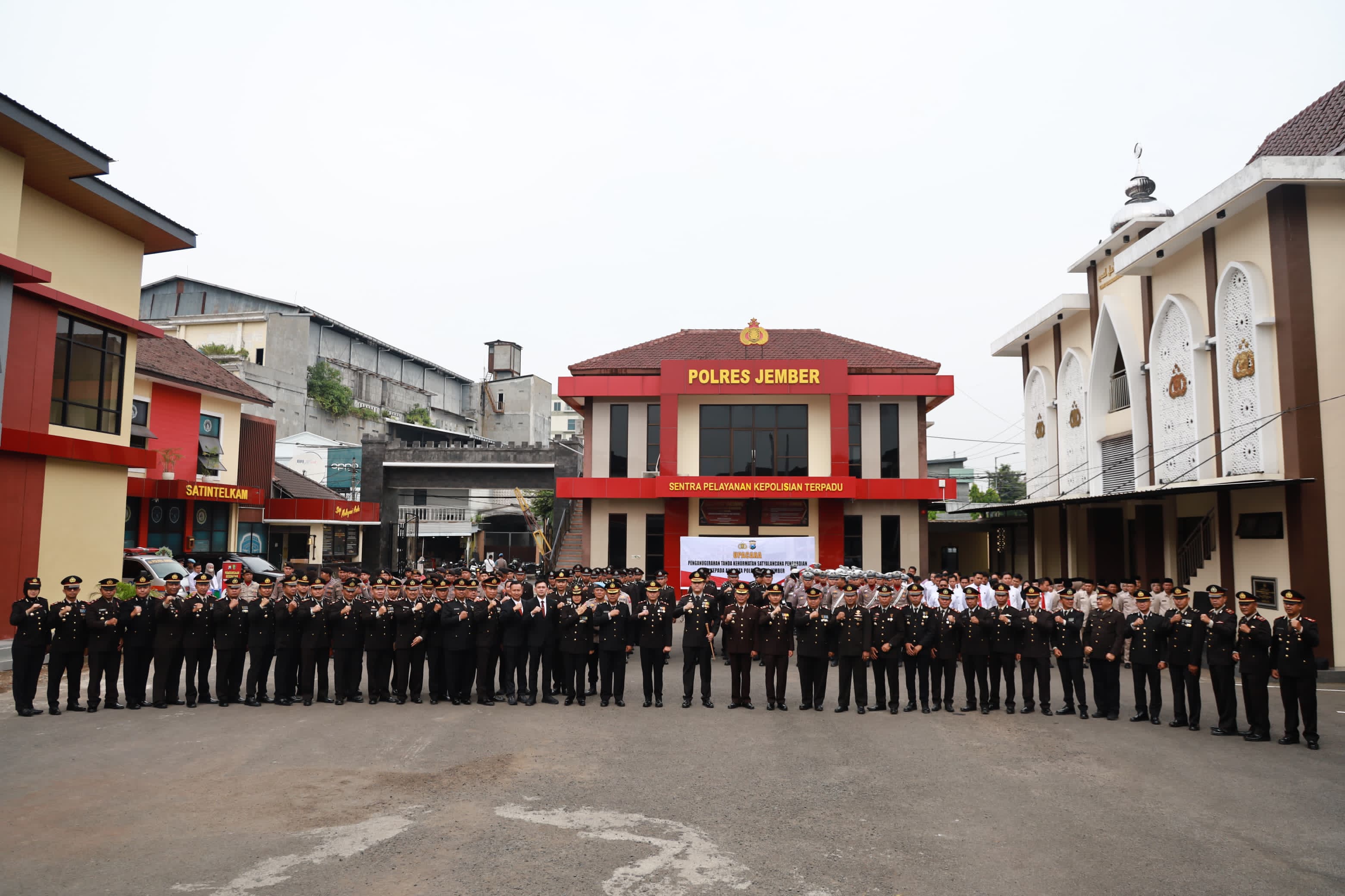 Presiden Prabowo Ganjar 56 Personel Polres Jember Tanda Kehormatan Satya Lencana