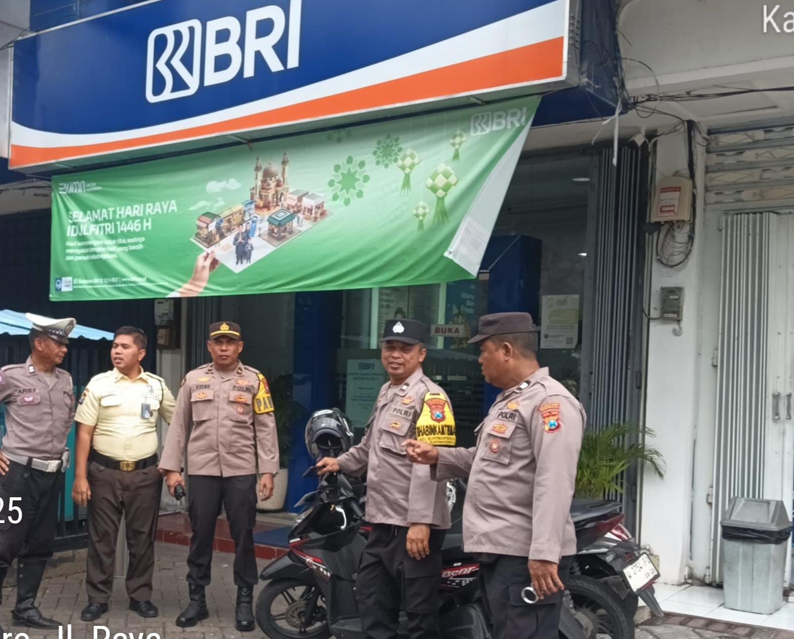 Jaga Keamanan Nasabah, Polisi Siaga di Bank BRI Satelit Town