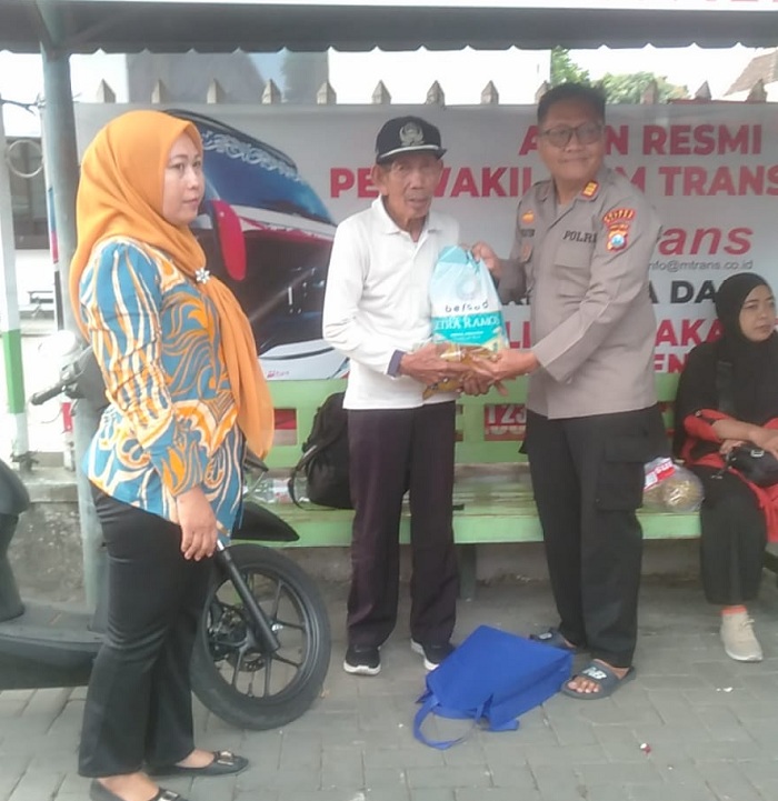 Respons Cepat Call Center 110, Polsek Wlingi Bantu Lansia Terlantar di Blitar