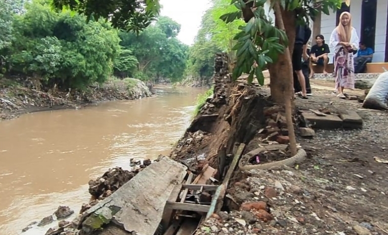 Banjir Hantui Warga Kraton, Plengsengan Sungai Welang Ambrol