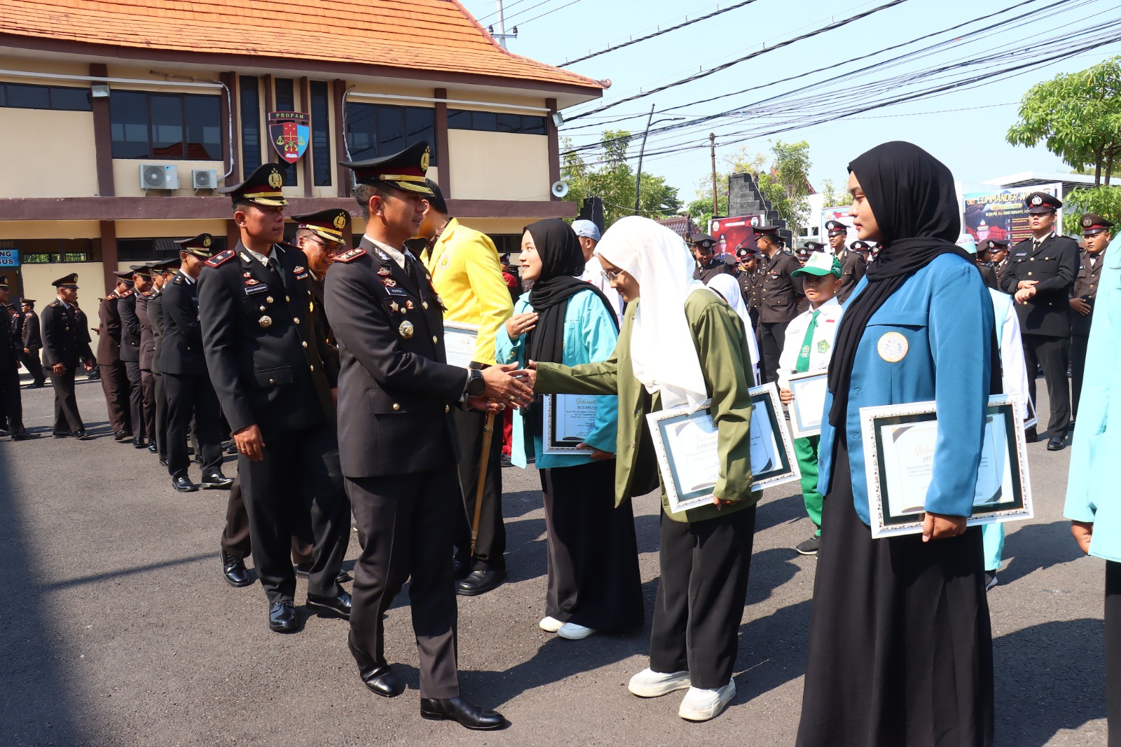 Kapolres Bojonegoro Beri Penghargaan Siswi Juara Pencak Silat Kapolri Cup dan Putra-Putri Anggota Berprestasi