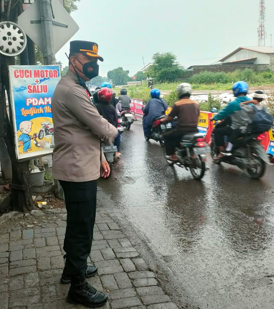 Kemacetan Simpang Perum PBI Terurai Berkat Pola Pengaturan Kapolsek Pakal