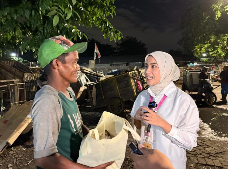 Sapa Pejuang Nafkah Dini Hari, Ning Ais DPRD Surabaya Bagikan Sembako dan Menu Sahur