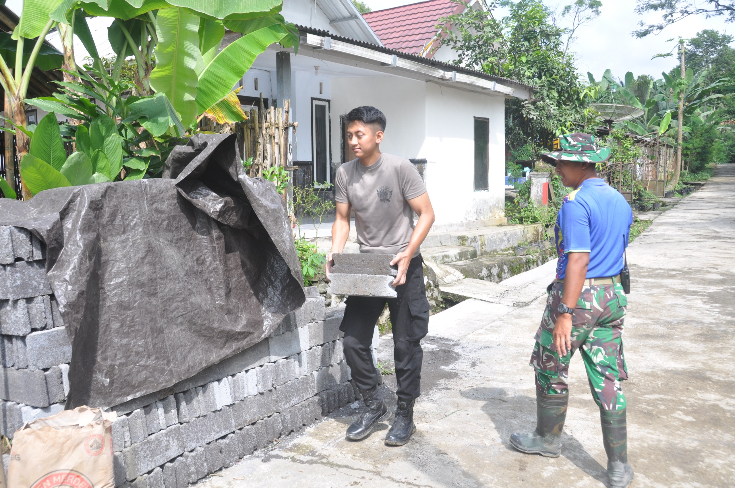 TNI-Polri Satgas TMMD ke-123 Kodim Lumajang Bangun Rumah Layak Huni di Desa Burno