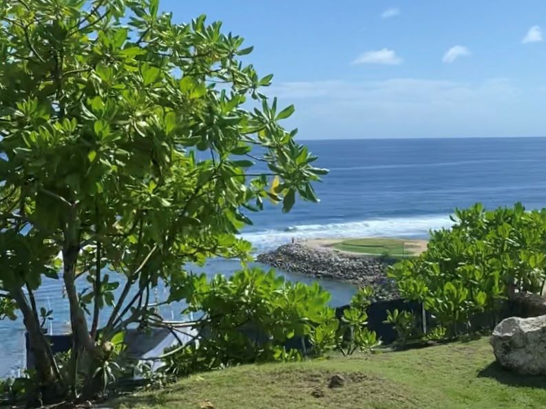 Menelusuri Keindahan Pantai Melasti: Surga Tersembunyi di Ujung Bali