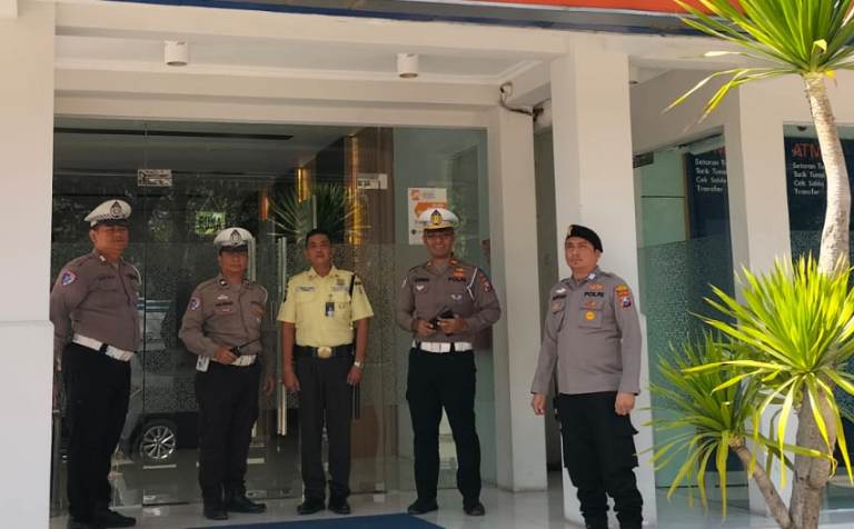 Tingkatkan Keamanan, Polsek Wonocolo Patroli Perbankan di Wilayah Hukumnya