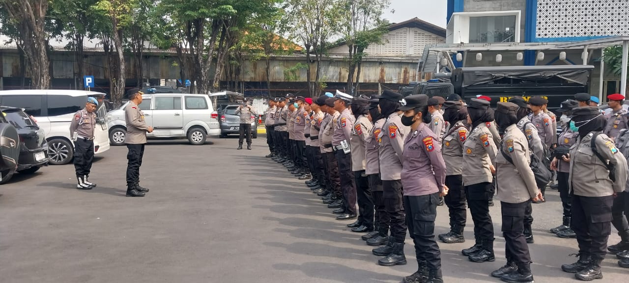 Polsek Gayungan Kawal Unjuk Rasa Sopir di Surabaya