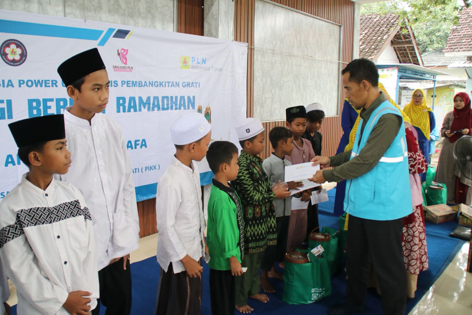 Berbagi Kebahagiaan, PLN Indonesia Power UBP Grati Berikan Santunan kepada 110 Anak Yatim