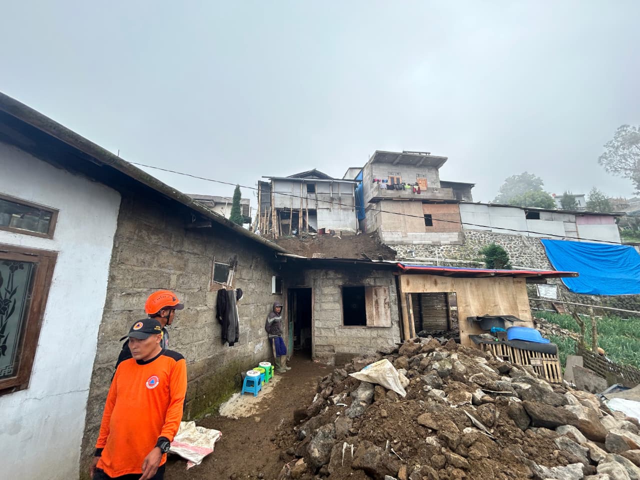 Tanah Longsor Tosari, Tiga Rumah Rusak Parah, Satu Warga Terluka