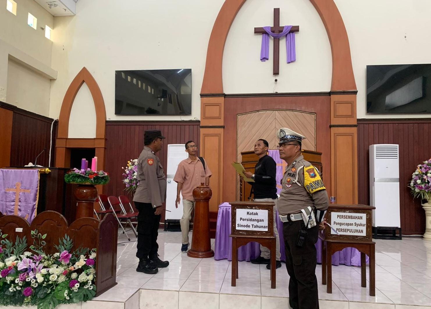 Pastikan Ibadah Natal Aman, Polsek Rungkut Pantau Langsung Kesiapan Gereja